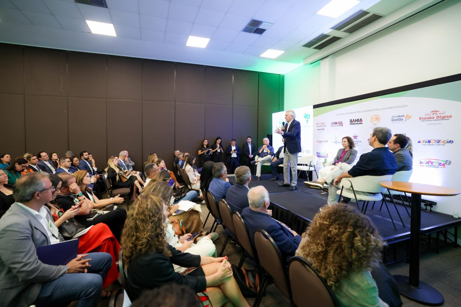 Caiado integrou painel “Liderança Política na Educação – Aprendizagem, Financiamento e Desenvolvimento Social”. Espaço destacou importância do comando político de governadores, prefeitos e secretários para promoção da aprendizagem e superação de desafios (Fotos: Júnior Guimarães)