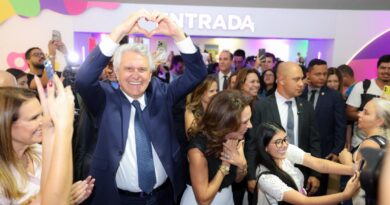 Caiado e Gracinha recepcionam novos beneficiários do Programa Universitário do Bem durante evento no Centro de Convenções de Goiânia (Fotos: Adalberto Ruchelle e Júnior Guimarães)