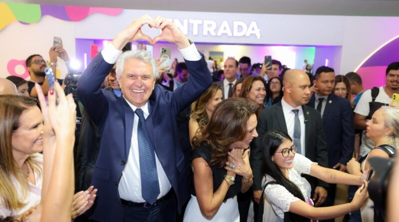 Caiado e Gracinha recepcionam novos beneficiários do Programa Universitário do Bem durante evento no Centro de Convenções de Goiânia (Fotos: Adalberto Ruchelle e Júnior Guimarães)