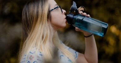 Neste período é recomendado beber bastante água, evitar banhos quentes, hidratar a pele constantemente e usar roupas leves para reduzir atrito (Foto: Iron Braz e Freepik)