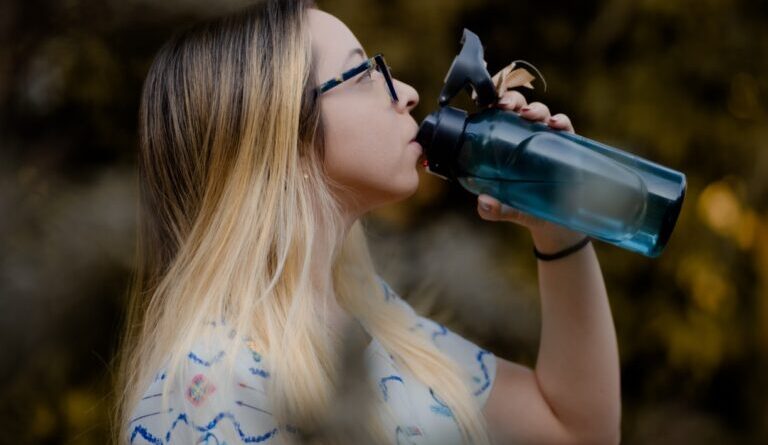 Neste período é recomendado beber bastante água, evitar banhos quentes, hidratar a pele constantemente e usar roupas leves para reduzir atrito (Foto: Iron Braz e Freepik)
