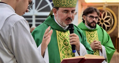 Dom Francisco Agamenilton e o pároco, Pe. José Flávio