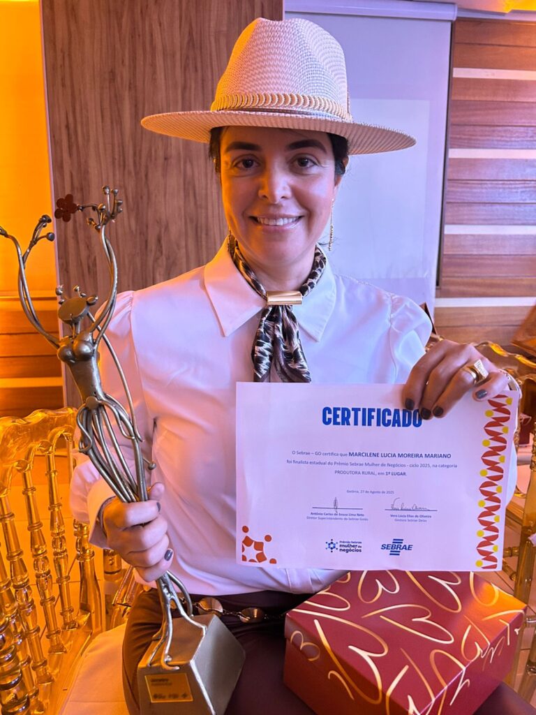 Marcilene com produtos da empresa, ainda com o troféu e o certificado do Prêmio Sebrae Mulher de Negócios. (Foto: Divulgação)