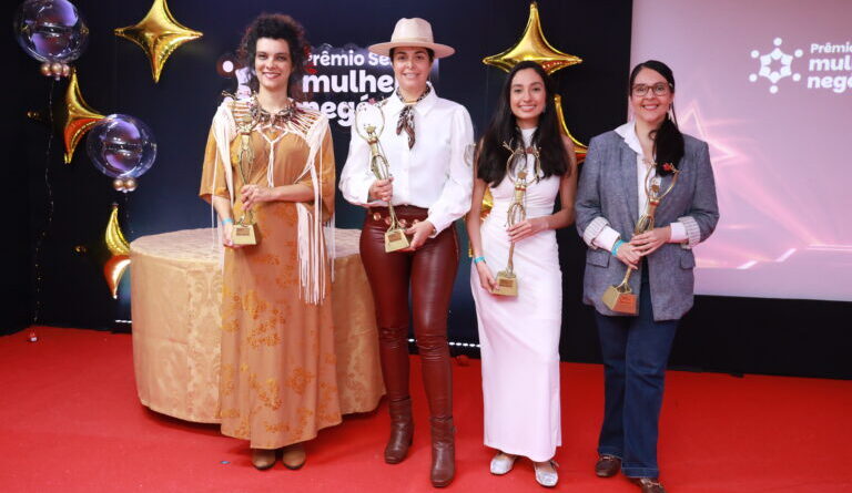 Entre as vencedoras de Goiás do Prêmio Sebrae Mulher de Negócios, Marcilene é a que está com chapéu. (Foto: Edmar Wellington)