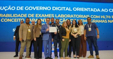 Secretário Rasível Santos, subsecretária Ana Carolina Abrahão e representantes da SES-GO durante a entrega do prêmio (Foto: Marco Monteiro)