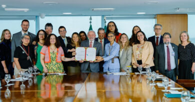 Representante da organização Humane World for Animals, Antoniana Ottoni esteve presente no momento da sanção (Foto: Ricardo Stuckert)