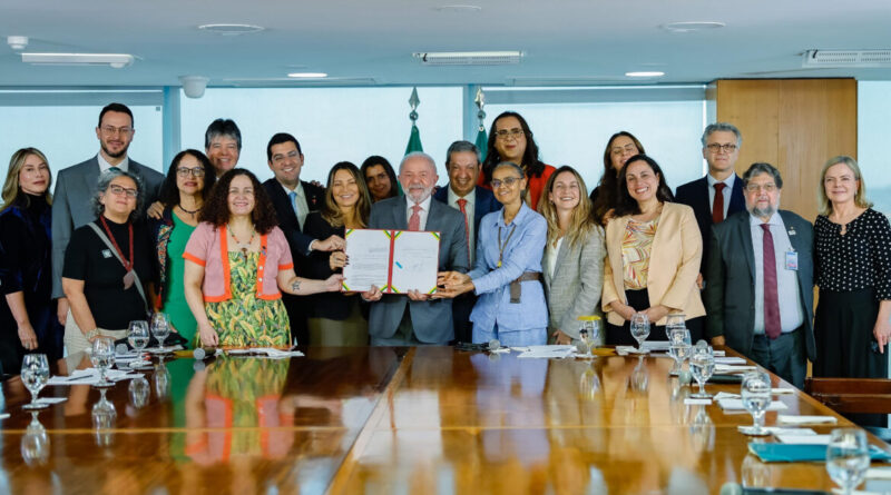 Representante da organização Humane World for Animals, Antoniana Ottoni esteve presente no momento da sanção (Foto: Ricardo Stuckert)