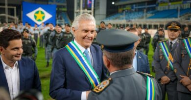 Ronaldo Caiado recebe comenda em solenidade na Arena Pantanal e fala da integração entre as forças de segurança dos dois estados (Fotos: Rômulo Carvalho)