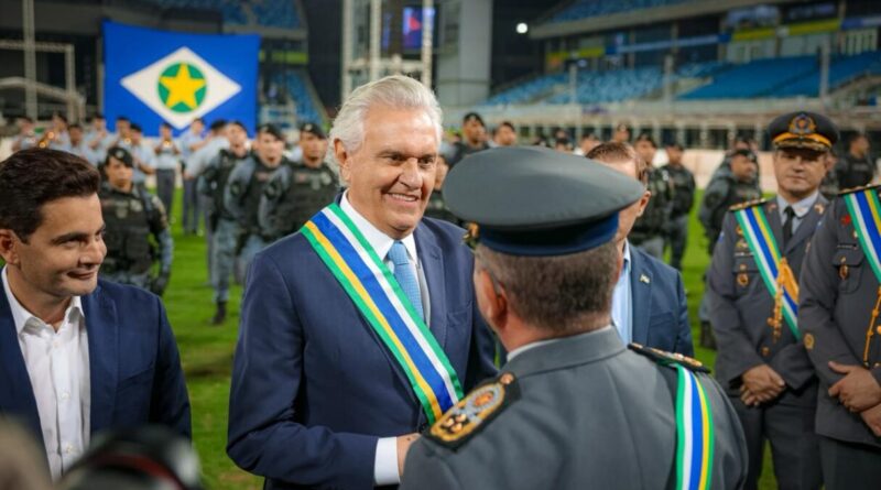 Ronaldo Caiado recebe comenda em solenidade na Arena Pantanal e fala da integração entre as forças de segurança dos dois estados (Fotos: Rômulo Carvalho)