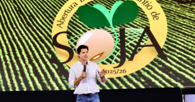 Vice-governador Daniel Vilela durante abertura do plantio de soja em Nova Crixás: governo promove impulso para o setor (Foto: Adalberto Ruchelle)