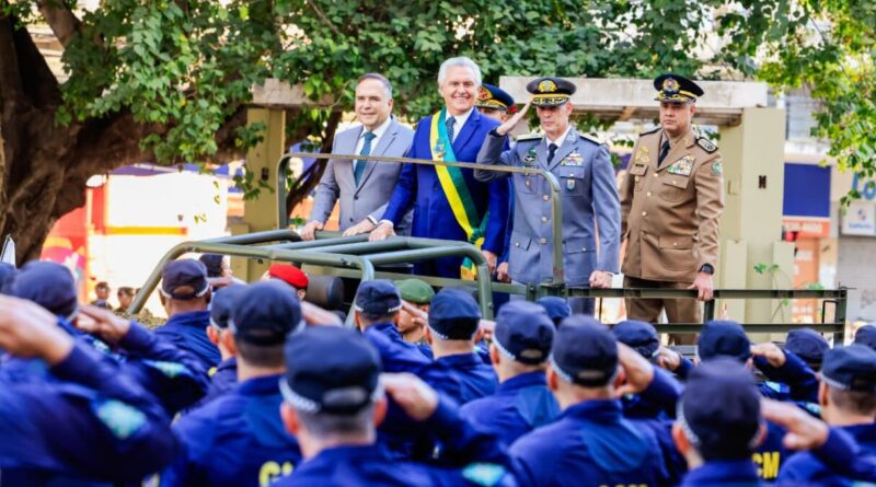 Desfile cívico-militar reúne autoridades e milhares de espectadores no Centro de Goiânia; governador Ronaldo Caiado desfilou em carro aberto (Fotos: Romullo Carvalho e Wesley Costa)