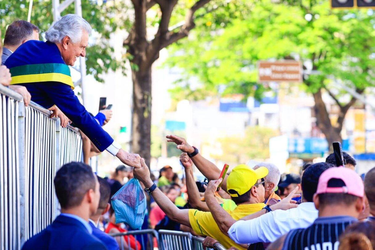 Governador cumprimenta público presente (Romullo Carvalho e Wesley Costa)