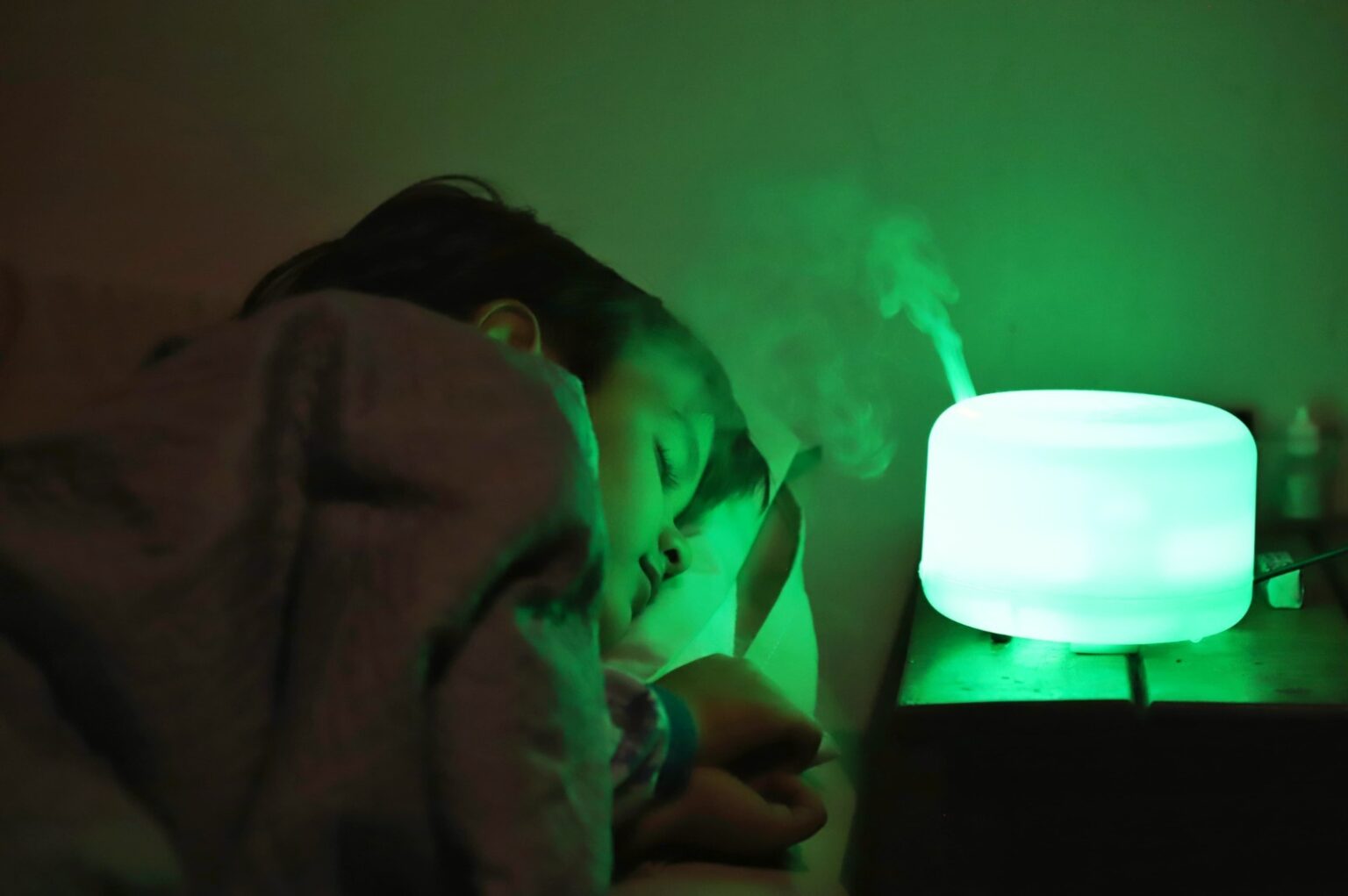 É recomendado utilizar umidificador com vaporizadores, toalhas molhadas ou recipientes com água (Foto: SES)
