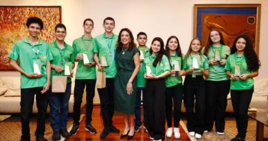 Gracinha Caiado entrega prêmio aos integrantes ao Aprendiz do Futuro vencedores do Desafio Aprendizes da Matemática (Fotos: Walter Folador)