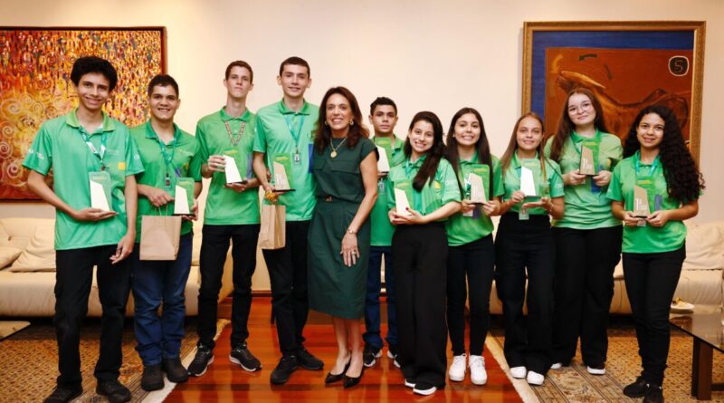 Gracinha Caiado entrega prêmio aos integrantes ao Aprendiz do Futuro vencedores do Desafio Aprendizes da Matemática (Fotos: Walter Folador)