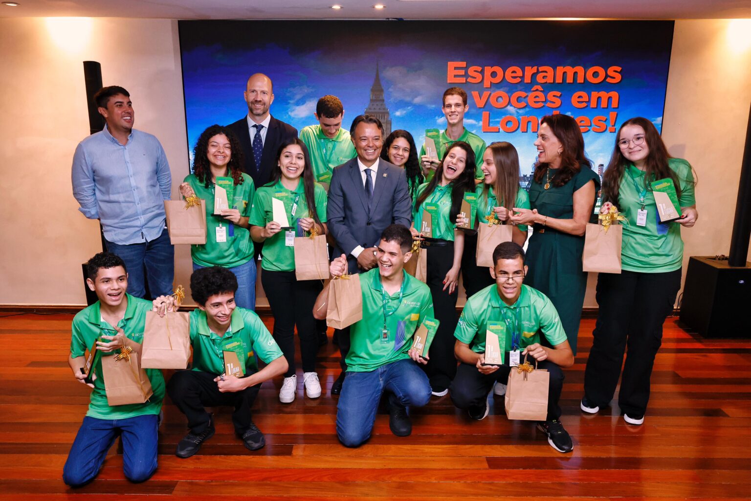 Quase mil jovens se inscreveram no processo seletivo, que contou com avaliação do boletim escolar, testes e prova final (Foto: Walter Folador)