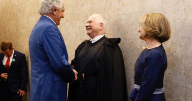 O governador Ronaldo Caiado acompanhou nesta segunda-feira (29/09) a sessão de posse da nova presidência do Supremo Tribunal Federal (STF), em Brasília. O chefe do Executivo estadual parabenizou o ministro Edson Fachin, que assumiu a gestão da corte e do Conselho Nacional de Justiça (CNJ) para o biênio 2025-2027, e Alexandre de Moraes, que ocupa o cargo de vice-presidente. Ao participar da solenidade, Caiado destacou a importância da harmonia entre os Poderes, o que ele destaca ser uma premissa em sua gestão desde 2019, quando assumiu o Governo de Goiás. O governador disse que o ministro Edson Fachin é um grande jurista e deseja a ele uma gestão de sabedoria e de equilíbrio à frente do STF. “É um homem preparado, que tem condições, sem dúvida nenhuma, pela credibilidade dele no cenário nacional e também junto a toda a academia. Isso representa aquilo que todos os brasileiros esperam: uma posição mais clara, mais definida, mais colegiada e, ao mesmo tempo, contemplando esse sentimento de esperança do brasileiro”, avaliou. Ao assumir a presidência, Fachin reiterou que fará uma gestão com respeito e deferência ao dissenso e a diferença, realçando a cordialidade. “Venho fomentar a estabilidade institucional. O país precisa de previsibilidade nas relações jurídicas e confiança entre os poderes. O tribunal tem o dever de garantir a ordem constitucional com equilíbrio”, afirmou. Fachin frisou que o trabalho no STF será guiado por metas, indicados por compromissos claros, fincados em direitos humanos e fundamentais, com segurança jurídica como base da confiança pública; sustentabilidade como dever intergeracional; diversidade, igualdade e respeito à pluralidade e transformação digital para aproximar a justiça do povo. “A obrigação é aplicar a Constituição com atenção prioritária àqueles que historicamente são esquecidos, silenciados ou discriminados. Isso exige promover acesso à justiça, à diversidade, paridade e respeito à alteridade”, completou o novo presidente do STF. Edson Fachin integra o Supremo desde 2015 e atuou na vice-presidência da Corte no último biênio, ao lado do ministro Luís Roberto Barroso. Ao destacar a atuação do novo vice-presidente do STF, disse que Morais chegou ao STF com carreira consolidada como jurista e professor de direito constitucional. “É um amigo, um juiz feito fortaleza”, emendou. Moraes tomou posse na corte em 2017. Mundo dividido Ao deixar a presidência do Supremo, o ministro Luís Roberto Barroso destacou que a nova gestão do STF assume o Poder Judiciário em mundo dividido, que vai precisar de sua integridade, capacidade intelectual e suas virtudes pessoais. “Será uma benção para o país ter Vossa Excelência conduzindo o Supremo com o encargo de manter as luzes acesas nesses tempos em que de vez em quando aparece escuridão”, asseverou. A ministra Cármen Lúcia falou em nome da corte durante a solenidade e afirmou que a posse tem um timbre republicano e democrático, que é fundamental para as instituições permanentes no Brasil. “Desde que assumiu no STF, (o ministro Fachin) é criterioso, equilibrado, vinculado aos valores que sempre sublinhou em sua trajetória. É um juiz atento e cuidadoso e manteve as instituições que comandou na linha segura da democracia brasileira. Isso o torna juiz que não produz surpresa aos jurisdicionados”, ponderou. A sessão solene contou ainda com a presença de todos os demais ministros do STF, além do presidente da República, Luís Inácio Lula da Silva; dos presidentes da Câmara dos Deputados, Hugo Motta, e do Senado, Davi Alcolumbre. Editado por Hosana Alves via Secretaria de Comunicação - Governo de Goiás