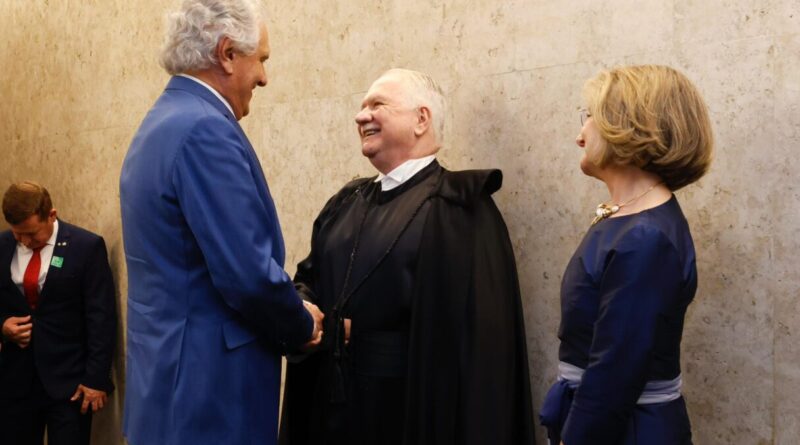 O governador Ronaldo Caiado acompanhou nesta segunda-feira (29/09) a sessão de posse da nova presidência do Supremo Tribunal Federal (STF), em Brasília. O chefe do Executivo estadual parabenizou o ministro Edson Fachin, que assumiu a gestão da corte e do Conselho Nacional de Justiça (CNJ) para o biênio 2025-2027, e Alexandre de Moraes, que ocupa o cargo de vice-presidente. Ao participar da solenidade, Caiado destacou a importância da harmonia entre os Poderes, o que ele destaca ser uma premissa em sua gestão desde 2019, quando assumiu o Governo de Goiás. O governador disse que o ministro Edson Fachin é um grande jurista e deseja a ele uma gestão de sabedoria e de equilíbrio à frente do STF. “É um homem preparado, que tem condições, sem dúvida nenhuma, pela credibilidade dele no cenário nacional e também junto a toda a academia. Isso representa aquilo que todos os brasileiros esperam: uma posição mais clara, mais definida, mais colegiada e, ao mesmo tempo, contemplando esse sentimento de esperança do brasileiro”, avaliou. Ao assumir a presidência, Fachin reiterou que fará uma gestão com respeito e deferência ao dissenso e a diferença, realçando a cordialidade. “Venho fomentar a estabilidade institucional. O país precisa de previsibilidade nas relações jurídicas e confiança entre os poderes. O tribunal tem o dever de garantir a ordem constitucional com equilíbrio”, afirmou. Fachin frisou que o trabalho no STF será guiado por metas, indicados por compromissos claros, fincados em direitos humanos e fundamentais, com segurança jurídica como base da confiança pública; sustentabilidade como dever intergeracional; diversidade, igualdade e respeito à pluralidade e transformação digital para aproximar a justiça do povo. “A obrigação é aplicar a Constituição com atenção prioritária àqueles que historicamente são esquecidos, silenciados ou discriminados. Isso exige promover acesso à justiça, à diversidade, paridade e respeito à alteridade”, completou o novo presidente do STF. Edson Fachin integra o Supremo desde 2015 e atuou na vice-presidência da Corte no último biênio, ao lado do ministro Luís Roberto Barroso. Ao destacar a atuação do novo vice-presidente do STF, disse que Morais chegou ao STF com carreira consolidada como jurista e professor de direito constitucional. “É um amigo, um juiz feito fortaleza”, emendou. Moraes tomou posse na corte em 2017. Mundo dividido Ao deixar a presidência do Supremo, o ministro Luís Roberto Barroso destacou que a nova gestão do STF assume o Poder Judiciário em mundo dividido, que vai precisar de sua integridade, capacidade intelectual e suas virtudes pessoais. “Será uma benção para o país ter Vossa Excelência conduzindo o Supremo com o encargo de manter as luzes acesas nesses tempos em que de vez em quando aparece escuridão”, asseverou. A ministra Cármen Lúcia falou em nome da corte durante a solenidade e afirmou que a posse tem um timbre republicano e democrático, que é fundamental para as instituições permanentes no Brasil. “Desde que assumiu no STF, (o ministro Fachin) é criterioso, equilibrado, vinculado aos valores que sempre sublinhou em sua trajetória. É um juiz atento e cuidadoso e manteve as instituições que comandou na linha segura da democracia brasileira. Isso o torna juiz que não produz surpresa aos jurisdicionados”, ponderou. A sessão solene contou ainda com a presença de todos os demais ministros do STF, além do presidente da República, Luís Inácio Lula da Silva; dos presidentes da Câmara dos Deputados, Hugo Motta, e do Senado, Davi Alcolumbre. Editado por Hosana Alves via Secretaria de Comunicação - Governo de Goiás