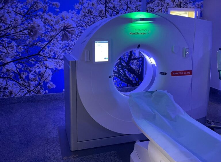 Aparelho do setor de tomografia do HEF funciona 24 horas por dia e já realizou 14.336 exames este ano. (Foto: Braz da Silva/Imed)