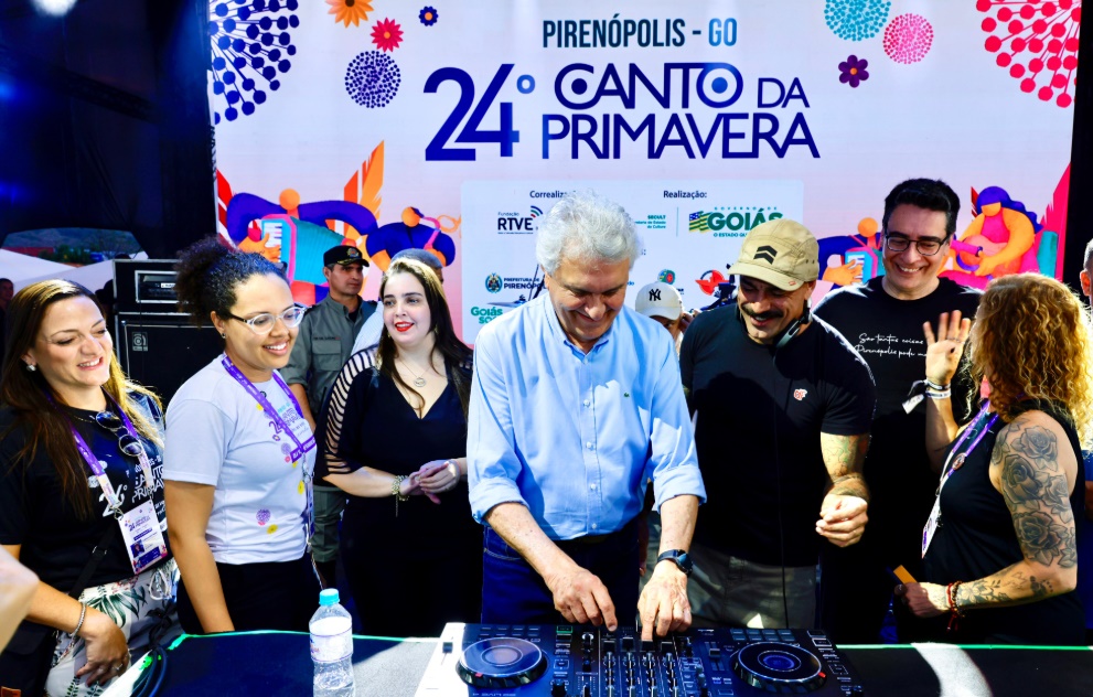 A estrutura do festival também foi ampliada nesta edição. Pela primeira vez, o evento contou com seis palcos oficiais, estrategicamente distribuídos pelo centro histórico, transformando a cidade em um grande circuito cultural acessível a pé, diminuindo a necessidade de transporte entre os locais. O governador visitou os palcos do Cavalhódromo, onde foram instalados piso, banheiros, camarins e stands, e do Largo da Igreja Matriz, onde assistiu à projeção mapeada assinada pelo artista multimídia goiano VJ Paulinho Pessoa. A apresentação transformou a fachada da Igreja Nossa Senhora do Rosário em um telão com cenas que retratavam elementos da memória e da identidade cultural pirenopolina, como as Cavalhadas, o artesanato e a Serra dos Pirineus. “Transformou essa matriz aqui num grande telão de cenas lindas, momentos históricos da nossa querida Pirenópolis”, parabenizou o governador.