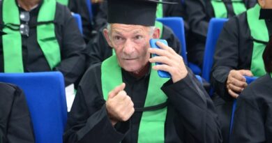 Idosos aprendem a usar o celular por meio de curso e ganham formatura (Foto: André Bianchi)