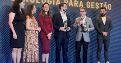 Ao receber premiação concedida pelo Grupo Mídia, titular da SES, Rasível Santos destacou que desenvolvimento constante de novas tecnologias na Saúde é prioridade do Governo de Goiás (Foto: SES-GO)