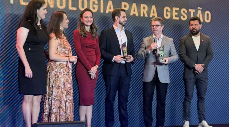 Ao receber premiação concedida pelo Grupo Mídia, titular da SES, Rasível Santos destacou que desenvolvimento constante de novas tecnologias na Saúde é prioridade do Governo de Goiás (Foto: SES-GO)