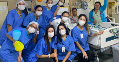 Gestos simples, como oferecer um bolo de aniversário no leito do paciente, trazem leveza e acolhimento para a internação | Foto: Divulgação/IgesDF