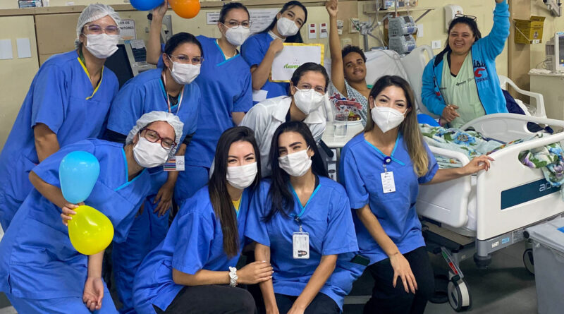 Gestos simples, como oferecer um bolo de aniversário no leito do paciente, trazem leveza e acolhimento para a internação | Foto: Divulgação/IgesDF
