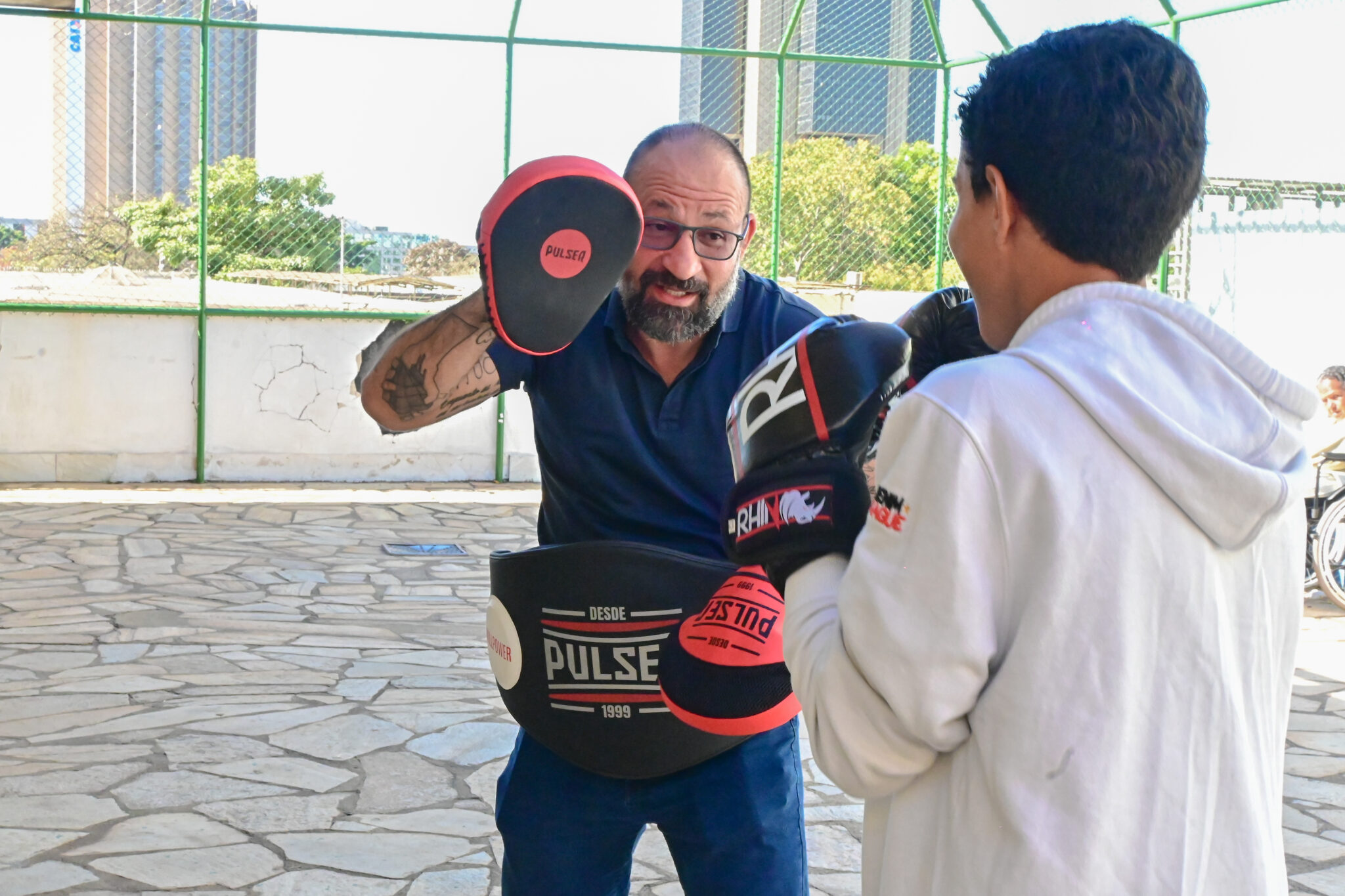 Pacientes em tratamento psiquiátrico fazem aulas de boxe, mostrando que disciplina e movimento também são formas de terapia | Foto: Alberto Ruy/IgesDF