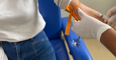 Profissional do Hospital Estadual de Formosa se prepara para colher sangue de paciente. (Foto: Braz da Silva/Imed)