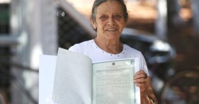 Mais de mil famílias goianas recebem escrituras de casas a custo zero (foto: Edgard Soares e Octacílio Queiroz)