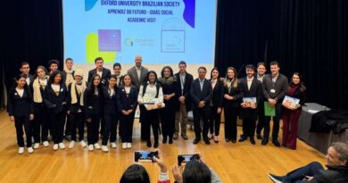 Primeira-dama Gracinha Caiado, acompanhada de jovens participantes do programa Aprendiz do Futuro, durante missão na Universidade de Oxford, na Inglaterra (Foto: Alexandre Parrode)