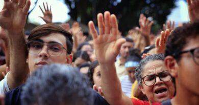Governador Ronaldo Caiado e autoridades falam aos fiéis na chegada da Marcha para Jesus em Anápolis (Fotos: André Saddi e Rômullo Carvalho)