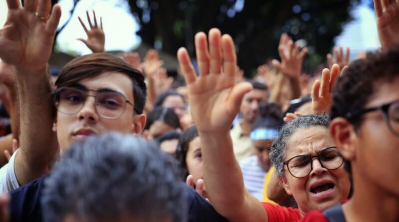Governador Ronaldo Caiado e autoridades falam aos fiéis na chegada da Marcha para Jesus em Anápolis (Fotos: André Saddi e Rômullo Carvalho)