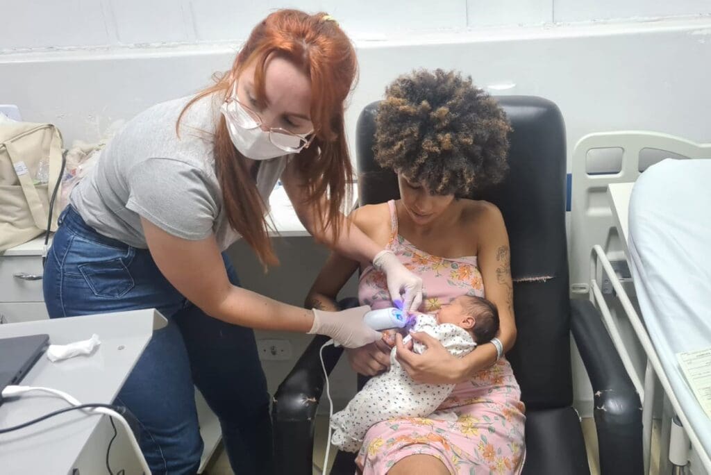 Antes da alta hospitalar, é feita uma checagem biométrica entre mãe e bebê