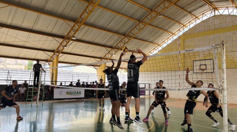 Vôlei masculino classificou as equipes de Cidade Ocidental e Cristalina para a fase regional da competição (Foto: Seel)