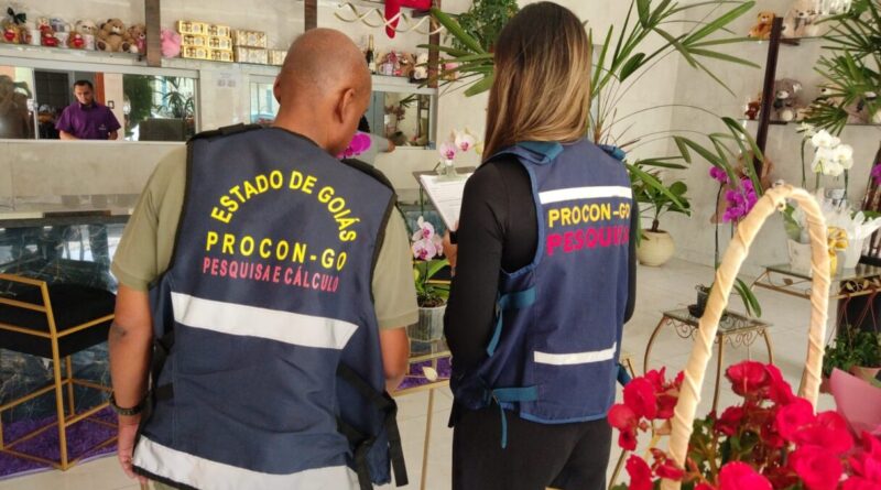 Maior variação encontrada por fiscais do Procon Goiás foi no buquê com uma dúzia de rosas brancas, que está sendo vendido de R$ 17,40 a R$ 120 nas floriculturas de Goiânia (Fotos: Procon-GO)