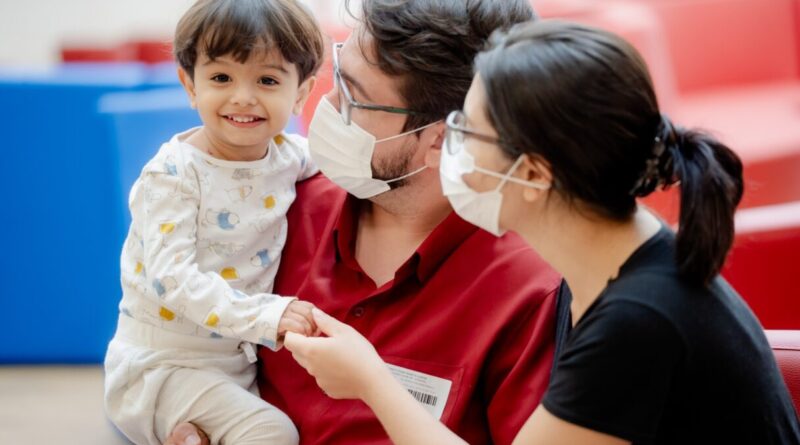 Sandra Carolina, mãe de Pedro Henrique, destaca que a estrutura e o acolhimento do Cora superaram suas expectativas sobre o atendimento público (Foto: Iron Braz)