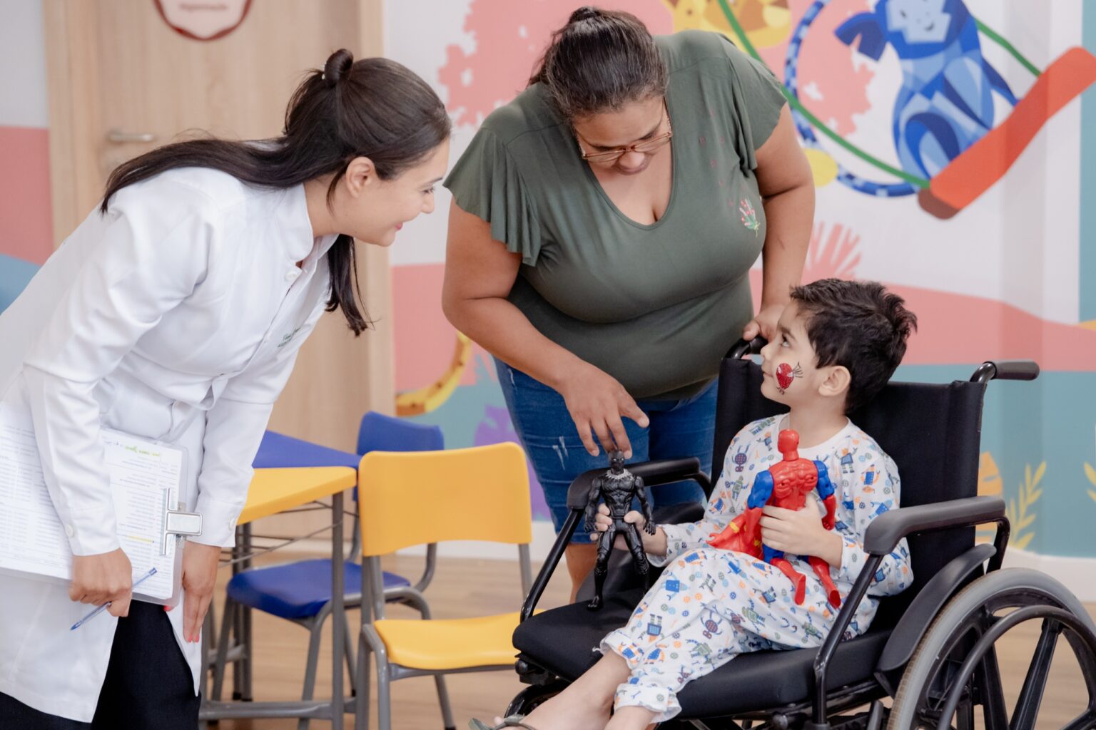 Assistente social do Cora, Taína Gonçalves ressalta a importância da humanização no atendimento às crianças e suas famílias (Foto: Iron Braz)