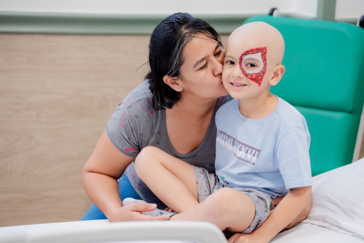 Sandra Carolina, mãe de Pedro Henrique, destaca que a estrutura e o acolhimento do Cora superaram suas expectativas sobre o atendimento público (Foto: Iron Braz)