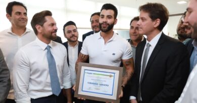 Gusttavo Lima, na Assembleia Legislativa, ao lado de Bruno Peixoto, recebe titulo de cidadão goiano (Imagem: Divulgação)