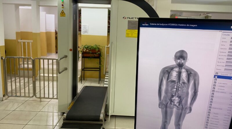 Scanners corporais permitem identificar objetos escondidos na roupa e no corpo de visitantes, sem necessidade de revista íntima (FOTO: Polícia Penal)