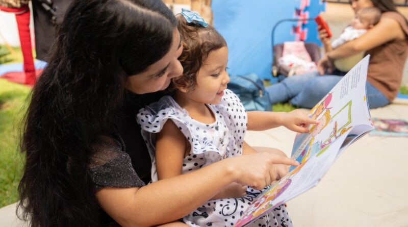 Projeto Rede de Histórias, com apoio do Criança Esperança, promove encontros literários entre mães adolescentes e seus bebês (Foto: OVG)