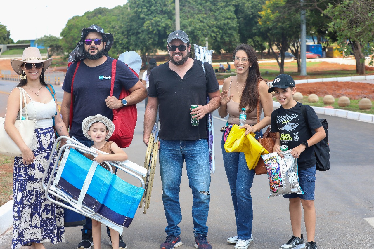 Rainer Ramalho (de bolsa vermelha) fez questão de levar a família ao autódromo: “Demorou para abrir, estava precisando dessa reforma. Até que enfim vamos ter um lugar automotivo em Brasília de novo, que estava fazendo falta” | Fotos: Joel Rodrigues/Agência Brasília