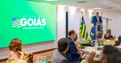 Governador Ronaldo Caiado durante encontro com representantes do Instituto Histórico e Geográfico Brasileiro (IHGB), no Palácio das Esmeraldas (Foto: Lucas Diener)