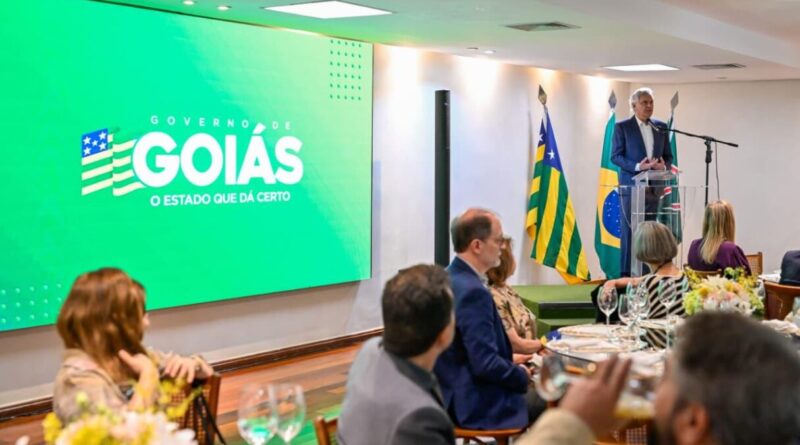 Governador Ronaldo Caiado durante encontro com representantes do Instituto Histórico e Geográfico Brasileiro (IHGB), no Palácio das Esmeraldas (Foto: Lucas Diener)