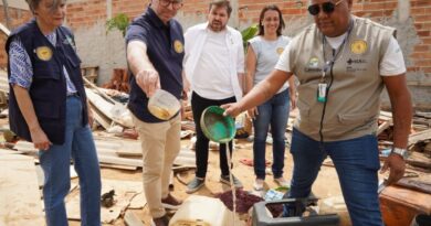 Secretário de Saúde de Goiás participa da eliminação de criadouros do mosquito transmissor da dengue (Foto: SES)