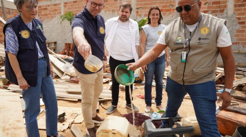 Secretário de Saúde de Goiás participa da eliminação de criadouros do mosquito transmissor da dengue (Foto: SES)