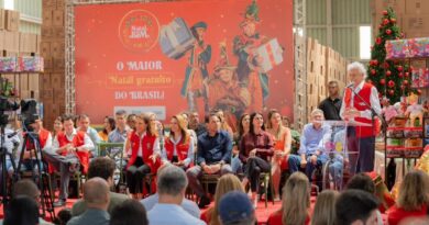 Caiado e Gracinha em cerimônia de entrega dos brinquedos às prefeituras: 665 mil serão distribuídos às crianças carentes de Goiás (Foto: André Saddi, Wesley Costa e Diego Canedo)